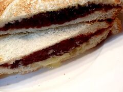 名古屋に戻り朝食をとりました。
名古屋駅近くのリヨン[https://r.gnavi.co.jp/pade43gn0000/]で小倉トースト（ホット）をいただきます。
トーストにあんこ、思ったよりも合います。
店は人気店だけあって並びこそしませんでしたが、席はほぼ埋まっていました。