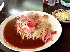 見学で立ちっぱなしだったこともあり、お腹が空いてきました。
昼はスパゲッティ・ハウス ヨコイ[https://yokoi-anspa.jp/]であんかけスパをいただきます。
「元祖」のお店ということですが、他のあんかけスパを食べたことがないので比較はできません。
味はスパイシーです。あんを麺と合わせながら食べるのはカレーを食べるような感じです。
それにしてもこのスパイシーさは結構クセになります。