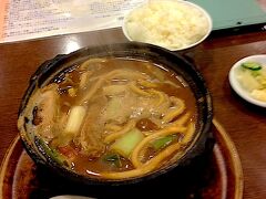 名古屋メシの締めは味噌煮込みうどんです。
大須観音から栄まで歩き、山本屋総本家[http://yamamotoya.co.jp/]へ。

濃そうな汁の見た目とは裏腹に思ったほどの塩辛さはなく、硬そうに見える麺も味噌で煮込むために必要な硬さと太さであることが食べてみるとわかります。
締めにコメを汁に入れて食べるのは幸せです。