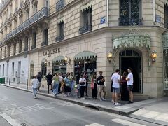 「ラデュレ･パリ･シャンゼリゼ」店です◎
お店の外にまで列ができてました…