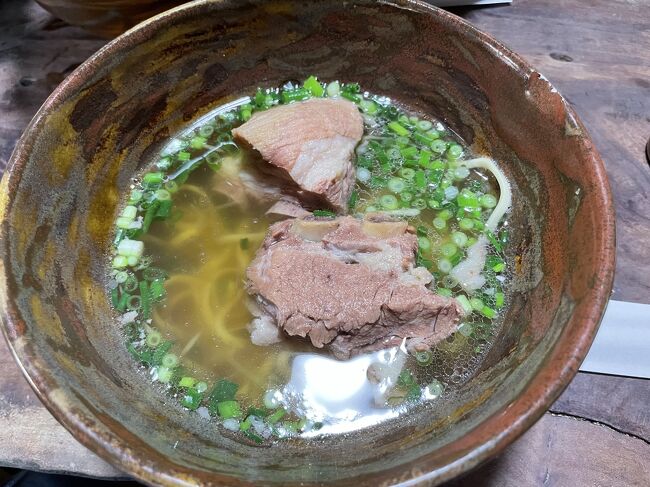 ソーキにはプルプルした脂が付いていてやや脂っぽいが千切り生姜がいい感じ