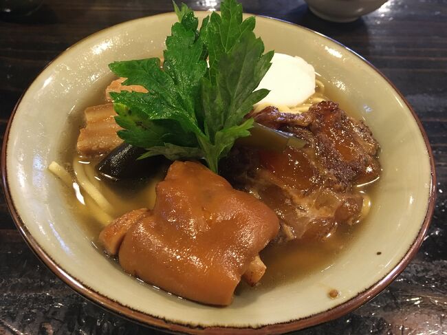 欲張ってソーキ、三枚肉、テビチの3つが乗ったそばを注文したけど、重すぎた。