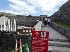 2日目後半スタートは、東のアザナ（展望台）からです。
この日は、本当にお天気が良くて、空もきれいな青空で良かったです。
では、階段を登って進みましょう。