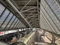 小田急線で終点の小田原駅で下車。
なんだか駅のホームがヨーロッパの駅舎みたい！