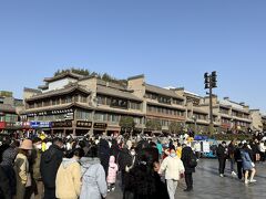 遅めの昼ご飯のため、イスラム教の色濃いという回民街へ。