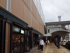 JR秋田駅
10年以上振りに訪れた。
東北新幹線は盛岡まで通常の新幹線だったが、盛岡・秋田間は普通の特急に。
よって、盛岡・秋田間は距離こそ短いが時間が掛かる。