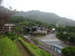 猫空は雨で視界不良のため、猫空と指南宮の見学をあきらめ、水晶ゴンドラに乗り10:25に動物園駅に戻る