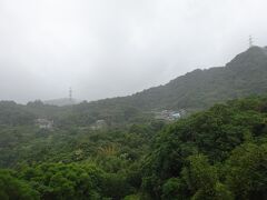 　ゴンドラは、動物園内駅を過ぎた頃から小雨が降ってきて視界も数百ｍ有るか無いかの状態になりました。　ゴンドラは、雨が降った後の霧や夜景が最も美しい風景と言われていますが、本当とは思えません。

