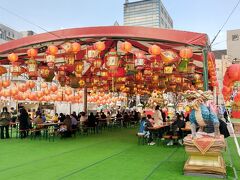 長崎ランタンフェスティバル　中央公園会場

椅子とテーブルが置いてあって食事が出来るようになっていました。