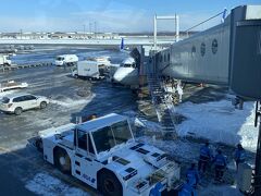 新千歳空港に到着。
２日ほど前に爆弾低気圧でかなり積雪があったようです。