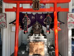 歌舞伎座の正面右側にひっそりと歌舞伎稲荷神社があります。

歌舞伎座には何度か訪れているけど、こんなところに稲荷神社があるとは。