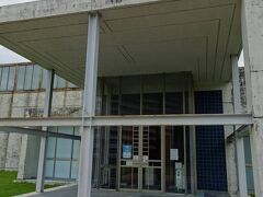 岩崎美術館

岩崎美術館・工芸館（いわさきびじゅつかん・こうげいかん）は、鹿児島県指宿市十二町にある美術館である。この館は、1983年4月に創建された「岩崎美術館」と、1998年10月に併設された「岩崎芳江工芸館」で構成されるが、本稿においては「岩崎美術館・工芸館」で総称する。

概要
鹿児島の富豪であった岩崎與八郎が、指宿市にリゾート開発した指宿観光ホテル（現：指宿いわさきホテル）の敷地内に自らが蒐集した書画のコレクションを展示するための美術館を設立したものである。フランス近代絵画や黒田清輝をはじめとする日本近代絵画の作品を展示している。また工芸館では、郷土工芸である薩摩焼の作品や、西郷隆盛、大久保利通、東郷平八郎、五代友厚といった薩摩の英雄たちの墨書を収蔵している。 岩崎美術館は、建築家槇文彦の設計で、2010年日本建築家協会25年賞を受賞している。（Wikiより）