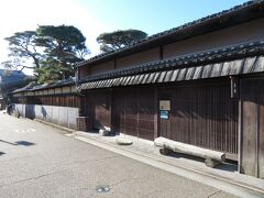 旧長谷川治郎兵衛家。「丹波屋」を屋号とする松阪屈指の豪商、長谷川治郎兵衛家の本宅。長谷川家は伊勢地方の特産品、木綿の問屋を江戸に出店・成功し財をなした。長谷川家の主人は松阪に住み、松阪周辺で優れた人材を雇い入れ、江戸店へ従業員を送り、手紙で経営方針を指示していたという。