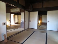 原田二郎旧宅。同心という下級武士階級の役人が住んだ旧同心町にある小規模な武家屋敷。原田二郎は嘉永2年（1849年）、松坂町奉行所に勤める同心の家に生まれ、明治・大正時代に活躍した実業家。巨万の財をなしたが、全財産1020万円（現在の約150億円）を投じて財団法人原田積善会を設立し、公益事業に尽力し、原田積善会は現在も公益財団法人として助成事業を行っている。