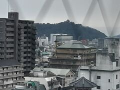 ホテルの部屋から、松山城を見る。