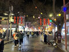 回民街。
夜中でも店が開いており、ちょうどいい賑わい。
でも、イスラム系なのでお酒提供がない。