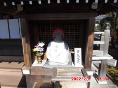 清水寺善光寺堂に向かって右にひっそりと祀られているのが、有名な「首ふり地蔵」です。縁結びのご利益で人気のある首振り地蔵」で、参拝者から奉納された可愛いよだれかけを掛けています。