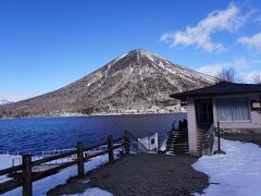 いろは坂を上り中禅寺湖畔
中禅寺湖越しの男体山
富士山のようなすらりとした山容でほれぼれします。