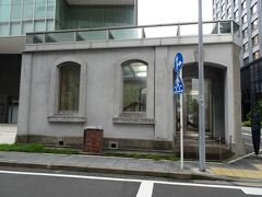 「旧横浜居留地４８番館」。

「ハイアットリージェンシー横浜」のすぐそばに建っています。

関東大震災で損壊し、現在は建物の一部が保存されています。
こちらの建物は、日本で紅茶やダイナマイトなどの取引を行っていた商人、J・P・モリソン事務所兼住宅として明治１６年に建てられたと言われています。
横浜最古の洋風建築物で、神奈川県の重要文化財に指定されていますよ♪。