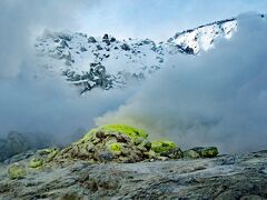 硫黄山では30分の時間がある。硫黄の付着した噴気孔に近づいた。