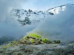 硫黄山では30分の時間がある。硫黄の付着した噴気孔に近づいた。