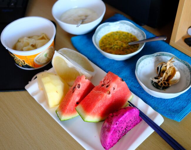 ２月5日(日)　昼食<br />黒ニンニク　ヨーグルト　セブンの冷凍食品<br />果物】ケーオマンコーン赤　スイカ　リンゴ　ソムオー　パッションフルーツ<br />ソムオーが甘み、香り、過去最高の美味しさでした<br />