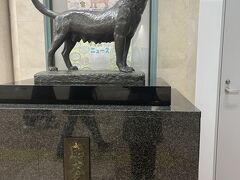 新潟駅へ。
忠犬タマ公の像がありました。