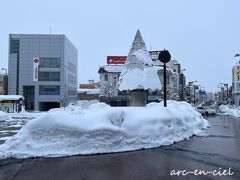 山形新幹線の終点、新庄駅に到着。
前回（2022年8月）とは打って変わった雪景色です。
