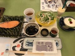 旅館での朝食はかなりの広さの大広間で。
料理も品数豊富で、お腹いっぱい。