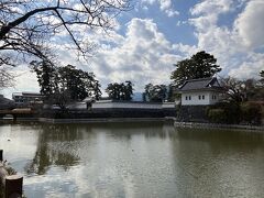 東口を出て15分ほど歩いていくと、お堀が見えてきました。