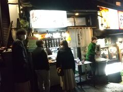 「やきとり静」小さい焼き鳥屋さんが大人気！
長男が並ぶと言うのでお願いして(`･ω･´)b