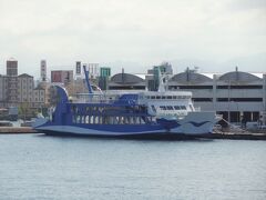 ちなみにこの船が4代目ブルーライン。
高松港に係留されたままです。