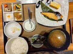 JRイン札幌駅南口の朝食は同じビルの中にあるやよい軒の朝定食です。４種類から選んで、サラダと飲み物は取り放題。