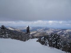 恐羅漢山に戻ると、依然として曇り空ながら、周りの山並みが見えました。