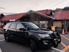 岡本屋売店さんです。

お店の前で旅の相棒との１枚です。