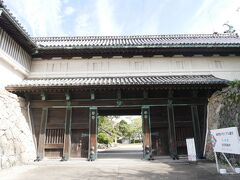 佐賀城はいわゆる平城。
天守閣もあったらしいけど1726年に焼失された後再建はされなかったらしい。
ほとんどが再建の佐賀城の中でこの鯱の門だけは1838年当時のままの建築物で国の重要文化財に指定されている。
その鯱の門をくぐると…