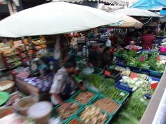 って、線路ギリギリまでお店を広げてない(◎_◎;)？