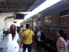 よく分かりませんが、終点のマハチャイ駅に到着です。