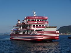 そして、赤いシマシマが目立つ小さなフェリーは‥
雌雄島海運/めおん(シマシマめおん) 266t。
高松～女木島(鬼ヶ島)～男木島に就航しています。