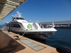 小豆島から高速船に乗って35分。
高松港に戻って来ました。