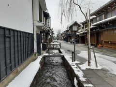 スノーブーツを履いていったので、雪の上で歩くのはお任せあれ。

白壁の土蔵と瀬戸川。