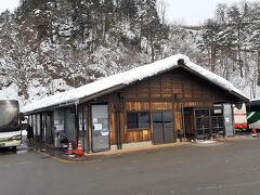 白川郷バスターミナル。

高山のバスターミナルもコンビニが併設している程度ですが、こちらはさらに何もないです（笑）