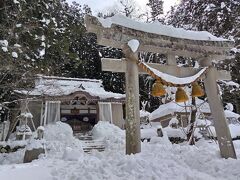 白川郷の南側のエリアにある、白川八幡神社。

通りからわずかに雪道を登りましたが、スノーブーツ威力発揮です。