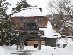 明善寺。真宗大谷派の寺院です。

お寺さんが合掌造りそのままで作られているのは非常に珍しいものです。