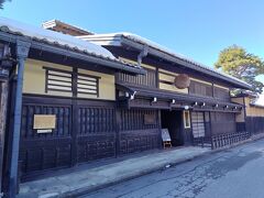 吉島家住宅。

明治時代の豪商・吉島家の住宅。
１８７５年の大火の後に建設され、１９０５年に再度大火に見舞われてしまった後、再建されたもの。

当時の文化では、そのような皆が苦しんでいる時はお金がある人が公共事業的なことをして皆にお金を回すような風習があったそうです。

税金取って友達の中だけで回している政治家にも教えてあげたいね。