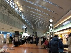 金曜朝7時の羽田空港。最近爆破予告事件が多く保安が厳しくなっているせいか、保安が混んでいます。