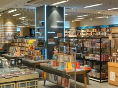 まずは紀伊國屋書店を見に行きましたが、ここはこぶりな店舗で、地下の飲食店街フローにありました。