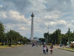 まずジャカルタのランドマークで一番人気のモナス (独立記念塔)に行きました。メイン道路の入口から塔まで結構な距離です。大きな公園です。