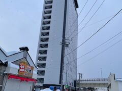函館のお宿は東急ステイさんです。

新しいホテルで、函館朝市のすぐそばにあります。
事前の荷物預かりも快く対応いただきました！

寒かったので速攻チェックインです。