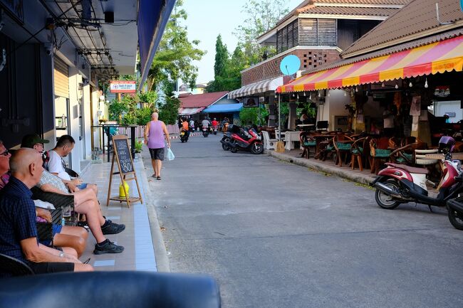 ２月6日(月)　正面が150ｍ先がソイブァカーオ通り